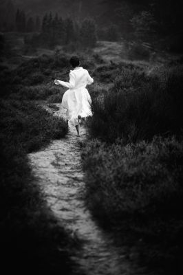 on the run / Schwarz-weiss  Fotografie von Fotograf Olaf Korbanek ★26 | STRKNG