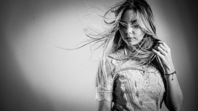 Wind Porträt Indoor Studio Shooting / Black and White  photography by Photographer Julian Haghofer | STRKNG