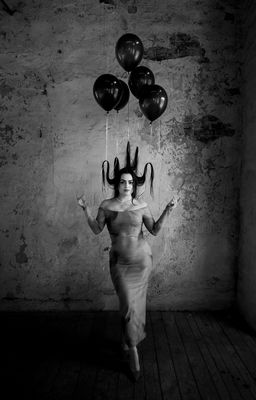 Wenn einem wegen nichts die Haare zu Berge stehen. / Conceptual  photography by Photographer Marcus Schmidt ★5 | STRKNG