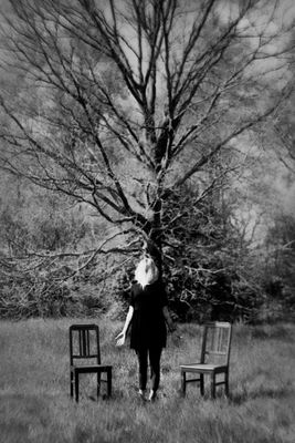 Zwischen den Stühlen / Konzeptionell  Fotografie von Fotograf Marcus Schmidt ★6 | STRKNG