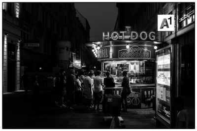 Hotdog-Stand bei Nacht / Street  photography by Photographer Klaus-Juergen Krah | STRKNG