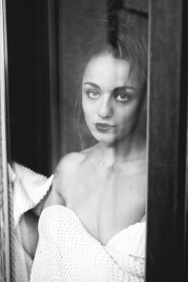 Through the window / Portrait  photography by Photographer Damien Baule ★3 | STRKNG