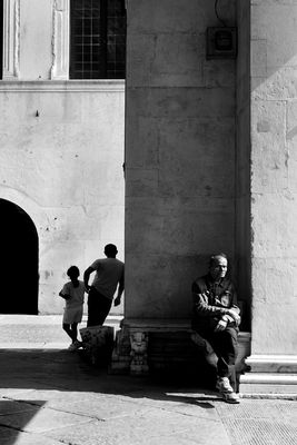 Two worlds / Street  Fotografie von Fotograf Fritz Naef ★8 | STRKNG