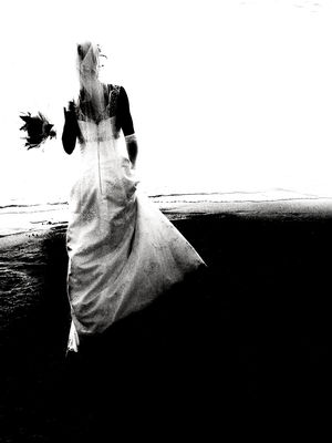 Bride at the Beach of Napoli / Street  Fotografie von Fotograf Fritz Naef ★7 | STRKNG