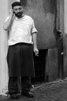 Italian cook / Street  Fotografie von Fotograf Fritz Naef ★7 | STRKNG