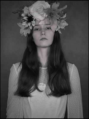 Marnie Aves. with headdress / 2024-09-18 Marnie Aves. with headdress / Portrait Fotografie von Fotograf Photobooth Portraits ★12 | STRKNG