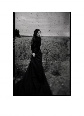 Girl in a field / Schwarz-weiss  Fotografie von Fotograf Photobooth Portraits ★11 | STRKNG