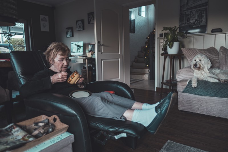 Mum eating breakfast - &copy; Angela Goossens | Dokumentation