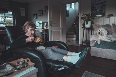 Mum eating breakfast / Dokumentation  Fotografie von Fotografin Angela Goossens | STRKNG