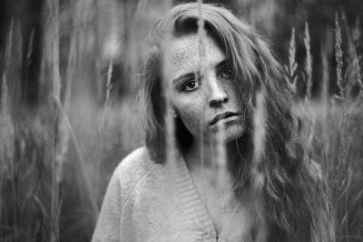 Im Gras / Fine Art  Fotografie von Fotograf Thomas Huntke ★3 | STRKNG