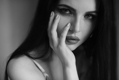 Photo: Mariusz Wierzbicki. / Portrait  Fotografie von Model VOLODINA ★8 | STRKNG