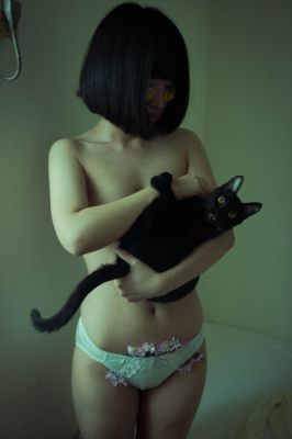 Black cat with owner / Portrait  photography by Photographer Yeh Shu Yu ★8 | STRKNG