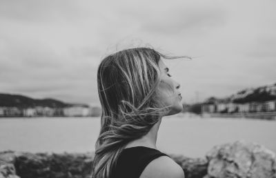 She loves the wind / Schwarz-weiss  Fotografie von Fotografin Ana Zanoletty | STRKNG