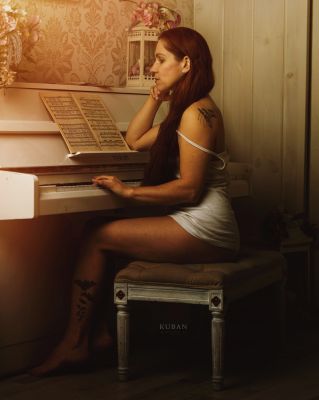 Am Klavier / Portrait  photography by Photographer Katarzyna Kuban - Kuban Foto | STRKNG