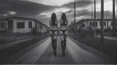 Walk / Schwarz-weiss  Fotografie von Fotograf Santo Martinez ★3 | STRKNG