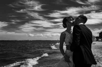 https://www.hochzeitsfotografen-hamburg.de / Black and White  photography by Photographer Nikita Kret | STRKNG