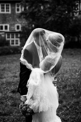 https://www.hochzeitsfotografen-hamburg.de / Black and White  photography by Photographer Nikita Kret | STRKNG