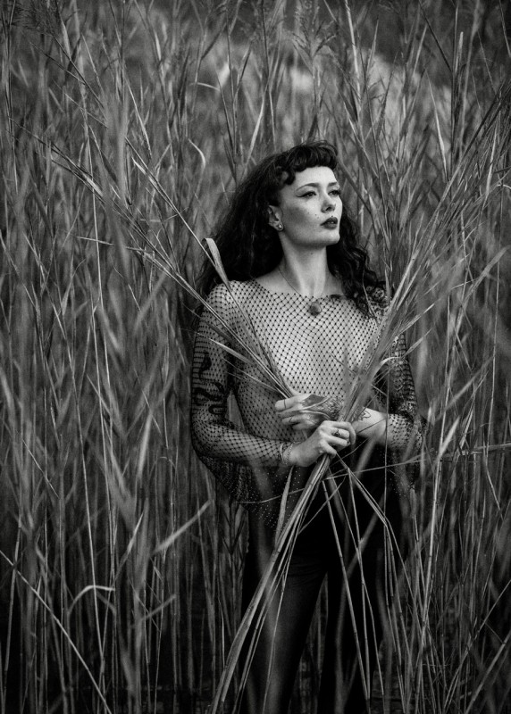 Lexi… in the Reeds - &copy; Jürgen Dröge | Black and White