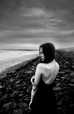 Isabelle… At the End of the World / Schwarz-weiss  Fotografie von Fotograf Jürgen Dröge ★6 | STRKNG