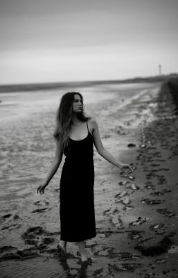 Water Dessert…Isabelle / Schwarz-weiss  Fotografie von Fotograf Jürgen Dröge ★7 | STRKNG