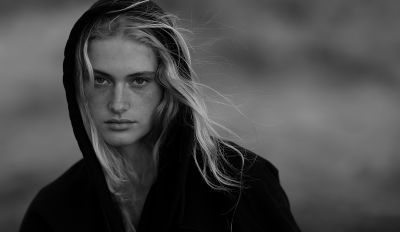 On the Trail of Peter Lindbergh with Zoe / Schwarz-weiss  Fotografie von Fotograf Jürgen Dröge ★6 | STRKNG