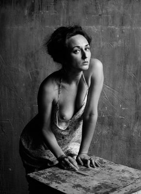 Olesya (April 2017) / Portrait  photography by Photographer Natasha Buzina | STRKNG