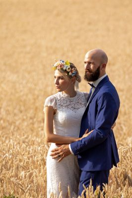 Wheat and love / Wedding  photography by Photographer Andy Mock | STRKNG
