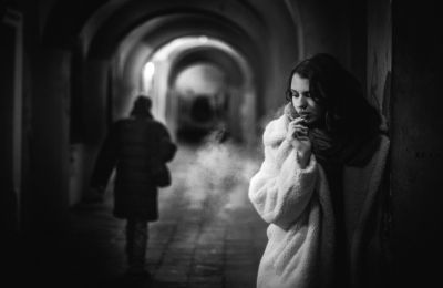 The smoking alley / Portrait  Fotografie von Fotograf Ed Wight ★3 | STRKNG