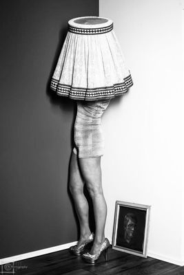 Helmut lampshade / Schwarz-weiss  Fotografie von Fotografin Carola Bührmann ★9 | STRKNG