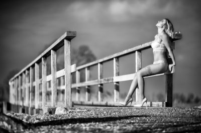 at the edge of the bridge / Schwarz-weiss  Fotografie von Fotograf Heinz Hagenbucher ★3 | STRKNG