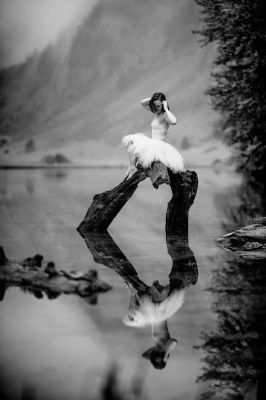 mountain lake refelection / Schwarz-weiss  Fotografie von Fotograf Heinz Hagenbucher ★3 | STRKNG