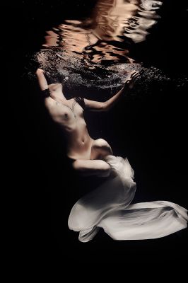 Aqua Ingravitas 10 / Fine Art  Fotografie von Fotograf Jose G Cano ★10 | STRKNG