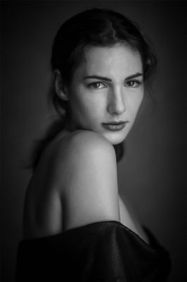 Solingen 2020 / Portrait  Fotografie von Model Caro ★29 | STRKNG