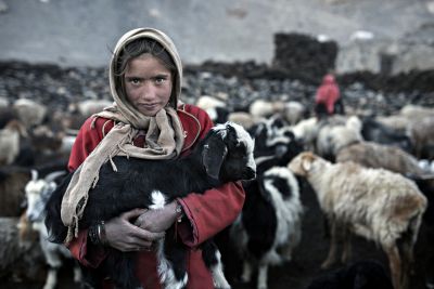 Pastorella di etnia Whaki, Afghanistan / Portrait  photography by Photographer Robertino Radovix ★6 | STRKNG