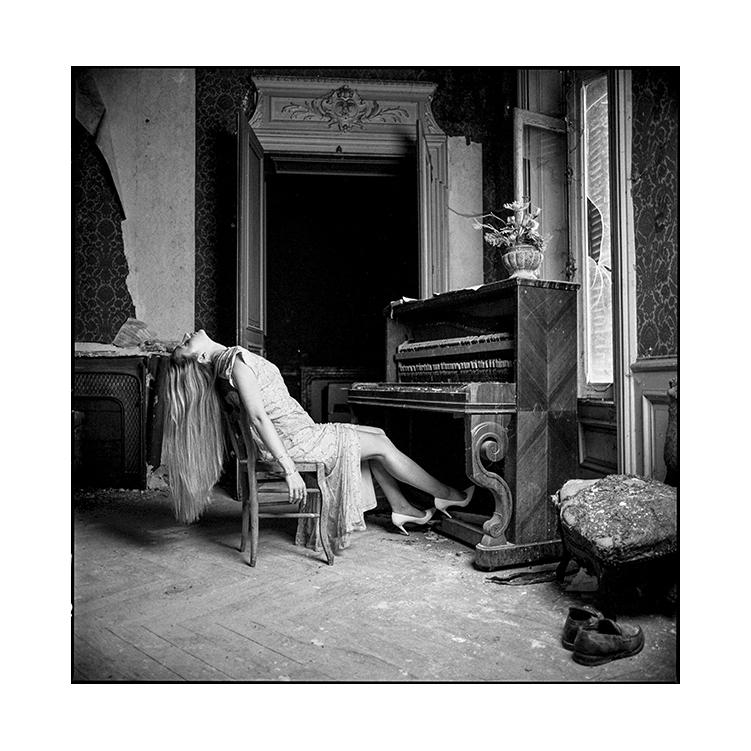 chloe and the piano • burgundy, france • 2021 - &copy; Lem | Abandoned places