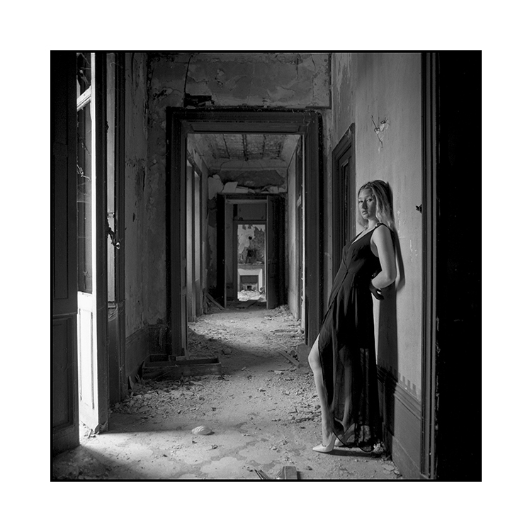 chloe in the manor • burgundy, france • 2021 - &copy; Lem | Lost places