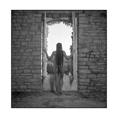 at the window • burgundy, france • 2022 / Nude  Fotografie von Fotograf Lem | STRKNG