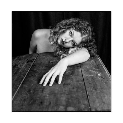 the table • Elisa • 2024 / Portrait  Fotografie von Fotograf Lem | STRKNG