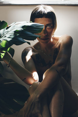 Ester e la Monstera / Nude  photography by Photographer Fleba Fenicio | STRKNG