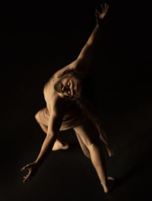 Falling / Nude  Fotografie von Fotografin Amira Mukhina ★1 | STRKNG