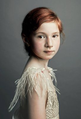 Girl with Feather (Levente Portrait Photography Berlin) / Portrait  Fotografie von Fotograf Levente Kovacs ★1 | STRKNG