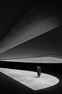 Walking Cellphone! / Schwarz-weiss  Fotografie von Fotograf Mohammad Dadsetan | STRKNG