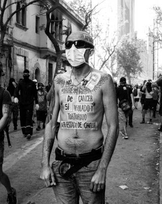 Pelaovade en la revuelta / Photojournalism  photography by Photographer Constanza Peña | STRKNG