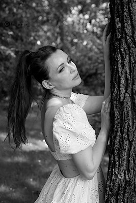 portrait with tree / Portrait  photography by Photographer Kai ★1 | STRKNG