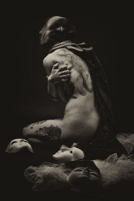 The faceless girl / Conceptual  photography by Photographer Romina Gimondo | STRKNG