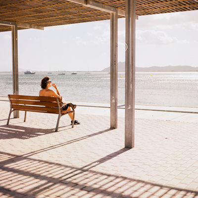 Nonchalant. Port de Pollença street, 2022. / Street  Fotografie von Fotograf auqanaj ★1 | STRKNG