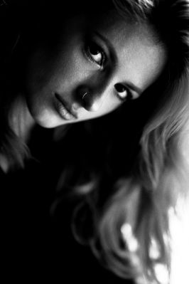 Hannah / Portrait  photography by Photographer Jürgen Neitsch ★11 | STRKNG