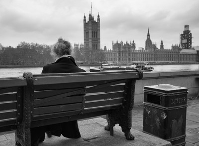 frau an der themse / Street  photography by Photographer Rolf Marx | STRKNG