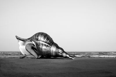 Conch woman / Schwarz-weiss  Fotografie von Fotografin Marina Serrano | STRKNG