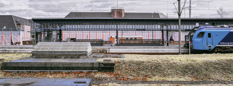 Orange am Bahnsteig ist Trumpf - &copy; Heiko Westphalen | Street